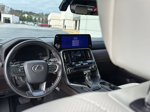 Used 2023 Lexus LX 600 4WD w/ Luxury Package image 16