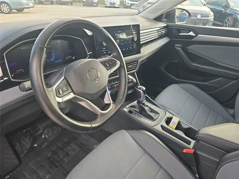 Used 2025 Volkswagen Jetta SE FWD image 13
