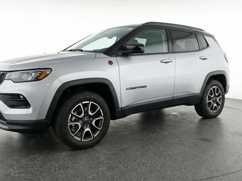 Used 2025 Jeep Compass Trailhawk image 3