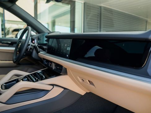New 2025 Porsche Cayenne image 31