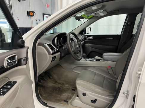 Used 2012 Jeep Grand Cherokee Laredo w/ Laredo E Group AWD/4WD image 7