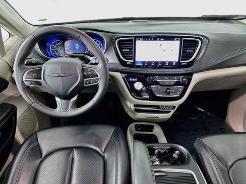 Used 2023 Chrysler Pacifica Touring-L FWD image 22
