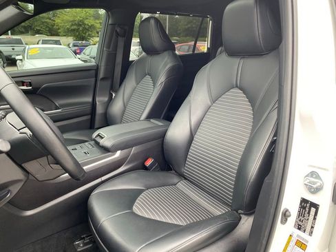 Used 2021 Toyota Highlander XSE FWD image 21