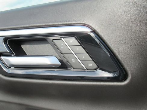 Used 2025 Chevrolet Suburban Premier image 29