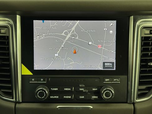 Used 2018 Porsche Macan S image 23