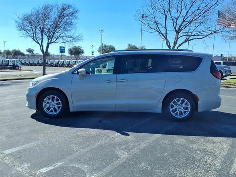 Used 2021 Chrysler Pacifica Touring-L image 5