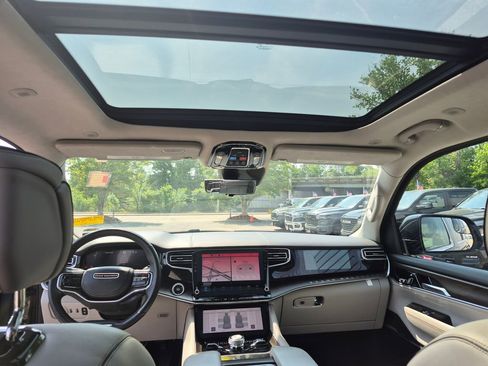 Used 2023 Jeep Grand Wagoneer Series II AWD/4WD image 14