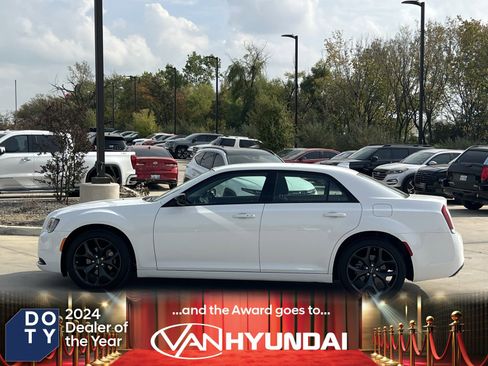 Used 2023 Chrysler 300 Touring w/ Sport Appearance Package image 6