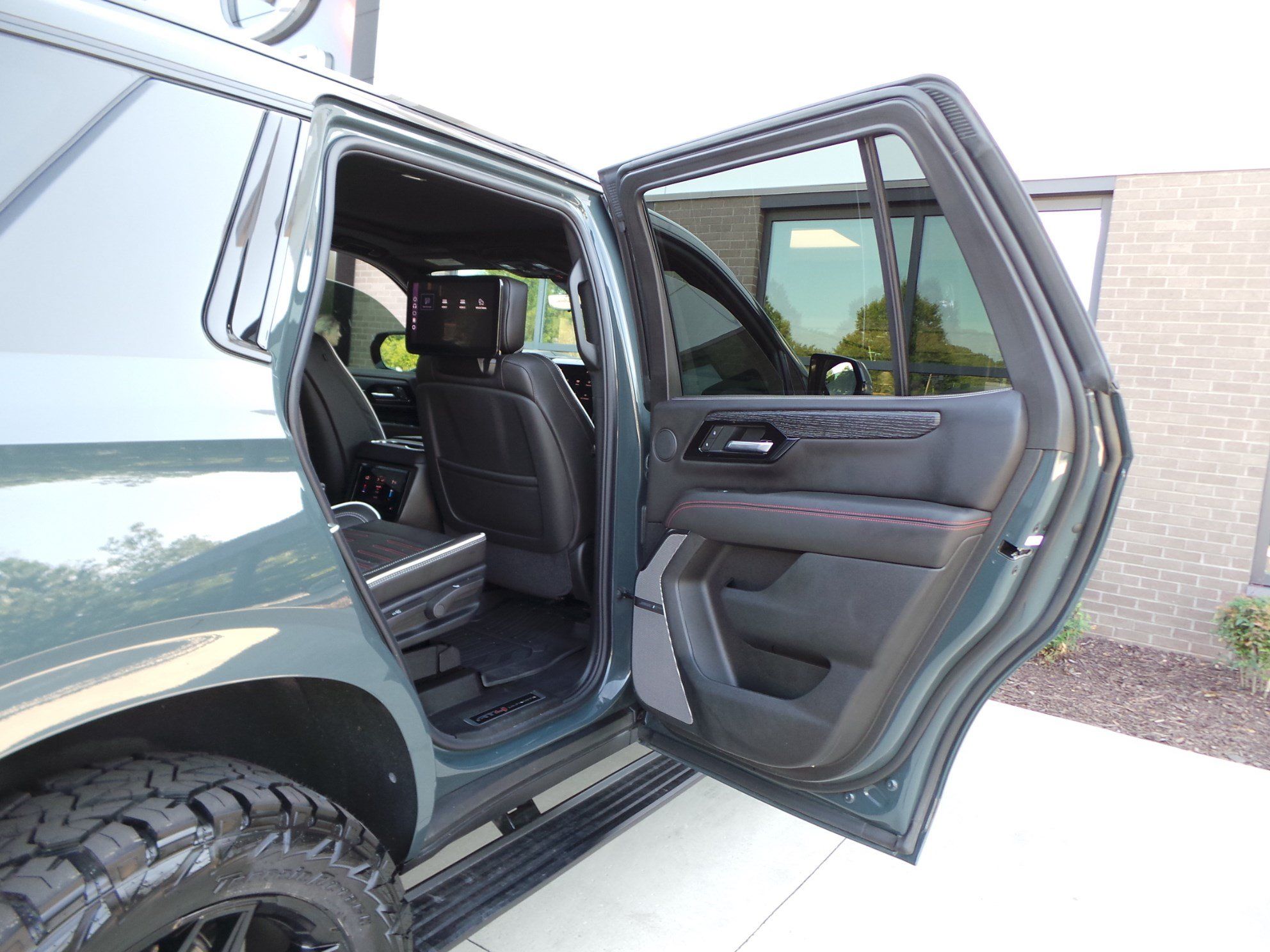 Used 2025 GMC Yukon AT4 Ultimate w/ LPO, Floor Liner Package AWD/4WD image 43