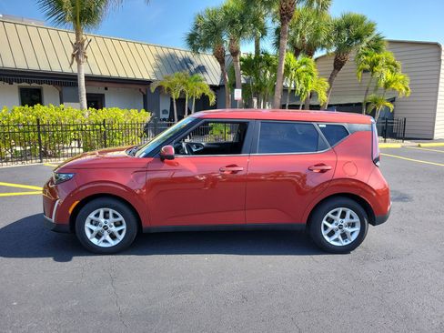 Used 2023 Kia Soul LX w/ LX Technology Package FWD image 9