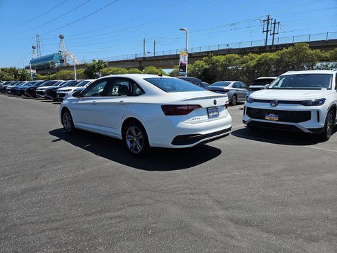 Used 2023 Volkswagen Jetta SE w/ Panoramic Sunroof Package FWD image 7