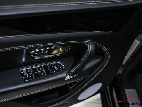 Used 2018 Bentley Bentayga image 46