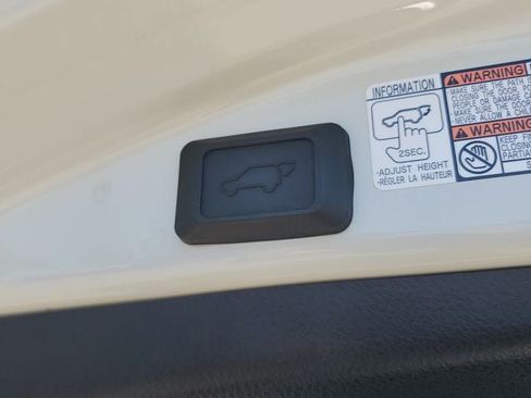 Used 2018 Toyota RAV4 Limited AWD/4WD image 11