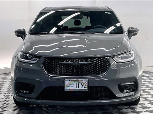 Used 2022 Chrysler Pacifica Touring-L w/ S Appearance Package FWD image 2