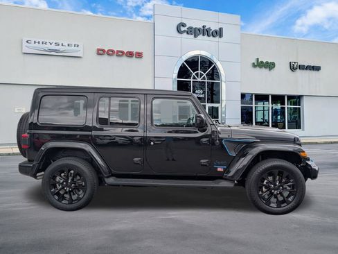Used 2021 Jeep Wrangler Unlimited Sahara AWD/4WD image 3
