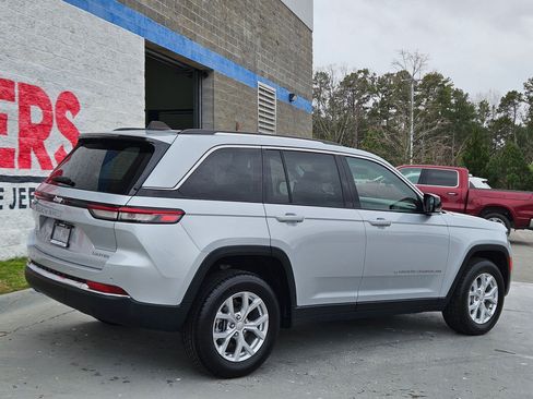 Used 2023 Jeep Grand Cherokee Limited image 7