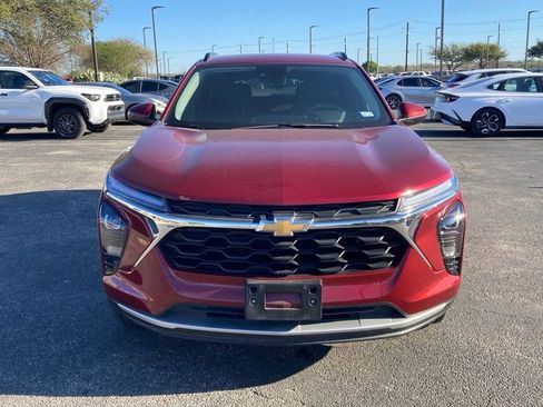 Used 2025 Chevrolet Trax LT image 2