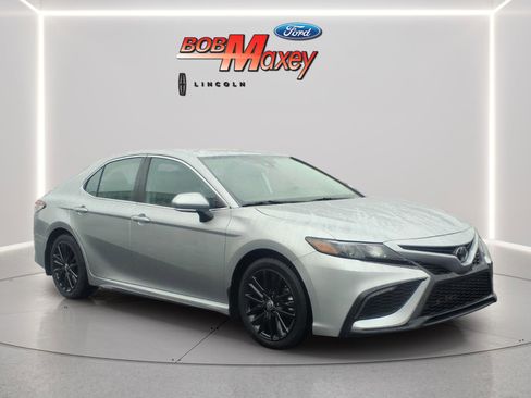 Used 2023 Toyota Camry SE image 3