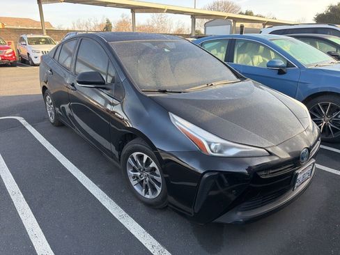 Used 2021 Toyota Prius XLE image 2