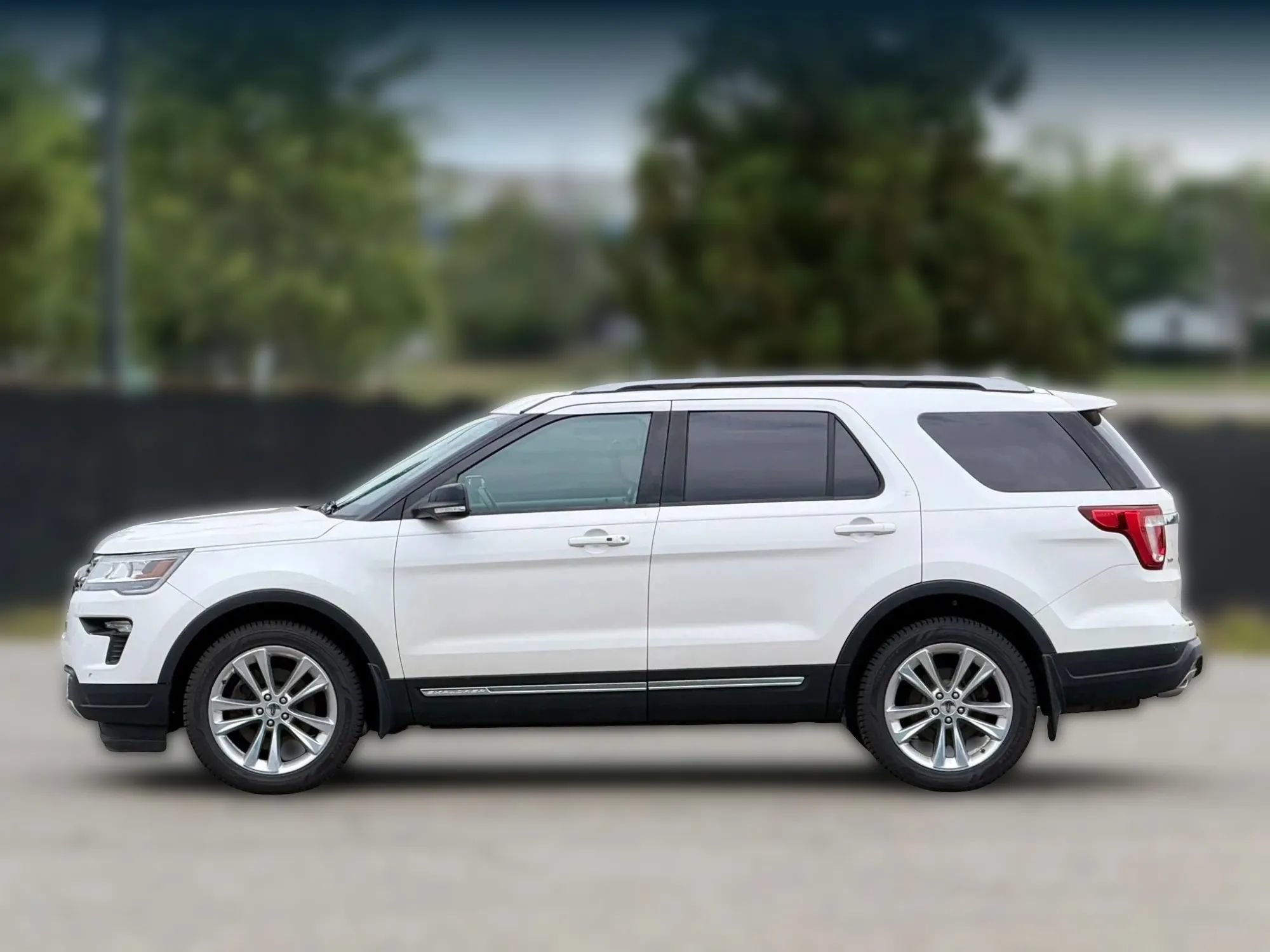 Used 2018 Ford Explorer XLT w/ Equipment Group 202A AWD/4WD image 8