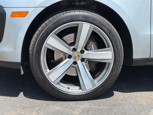 Certified 2024 Porsche Macan AWD/4WD image 31