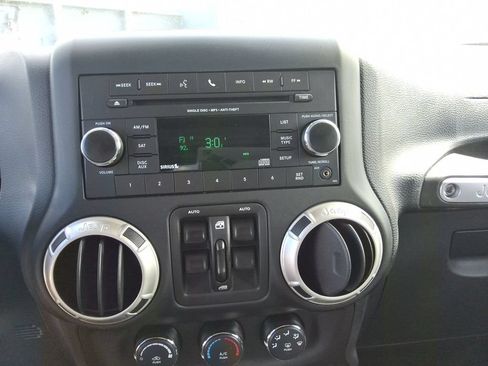 Used 2018 Jeep Wrangler Unlimited Sahara w/ Connectivity Group AWD/4WD image 14