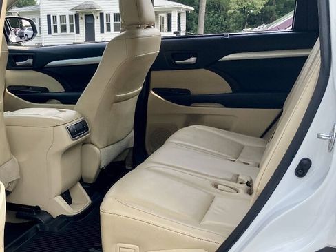Used 2019 Toyota Highlander XLE AWD/4WD image 15