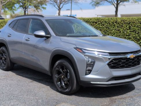 Used 2025 Chevrolet Trax LT w/ LT Convenience Package image 2