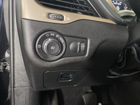 Used 2018 Jeep Cherokee Latitude w/ Safety Group AWD/4WD image 35