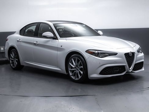 Used 2022 Alfa Romeo Giulia Ti AWD/4WD image 15