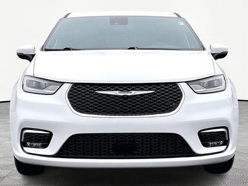 Used 2023 Chrysler Pacifica Touring image 2