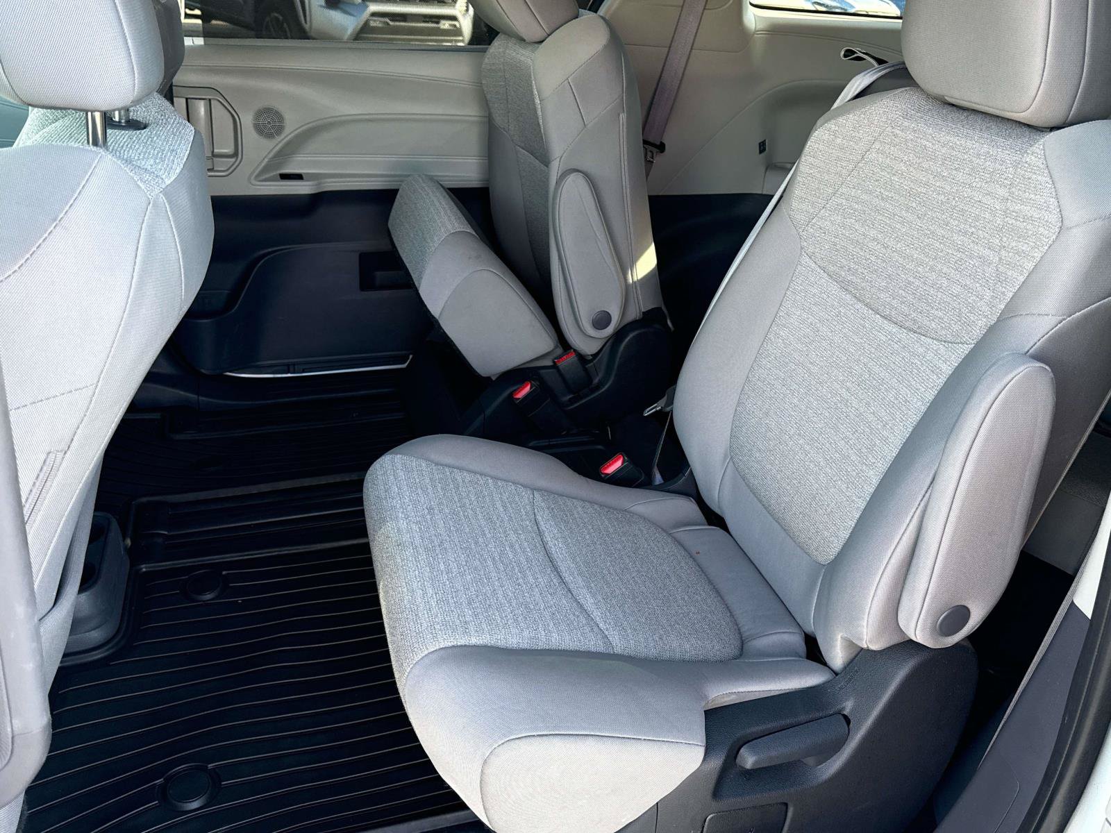 Used 2024 Toyota Sienna LE AWD/4WD image 14