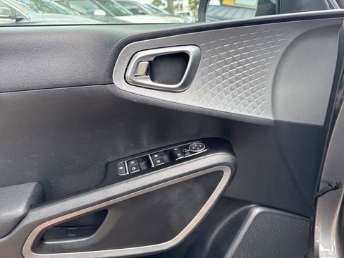 Used 2025 Kia Soul LX w/ LX Technology Package FWD image 24