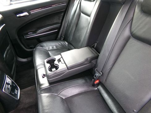 Used 2018 Chrysler 300 Limited image 32