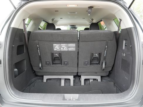 Used 2025 Kia Carnival FWD image 18