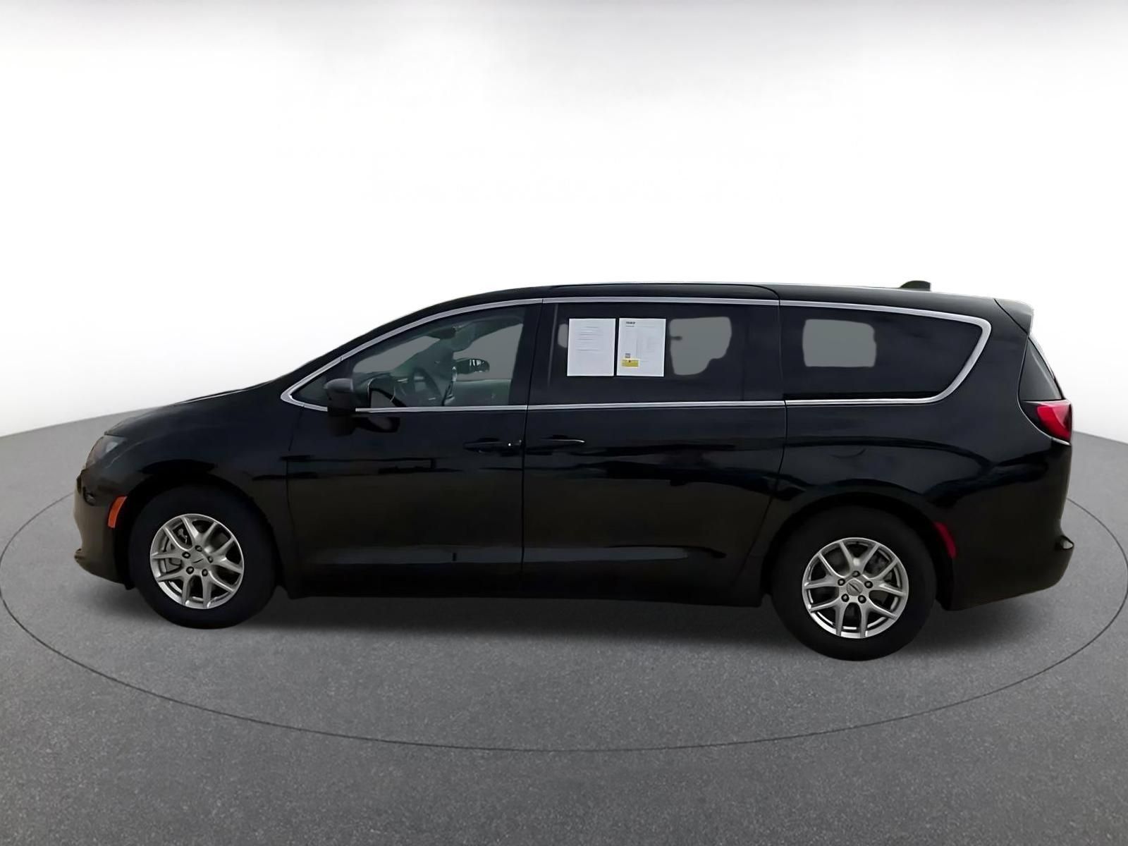 Used 2024 Chrysler Voyager LX FWD image 8