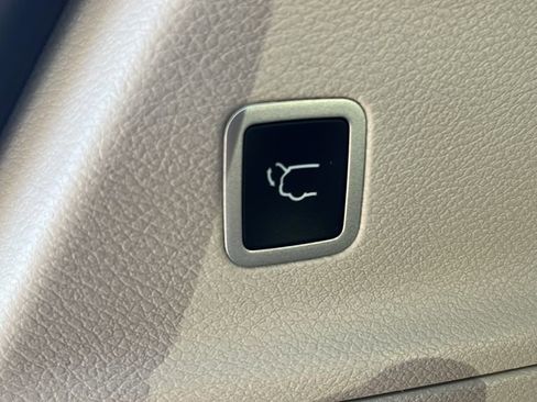 Used 2024 Chrysler Pacifica Touring-L image 42