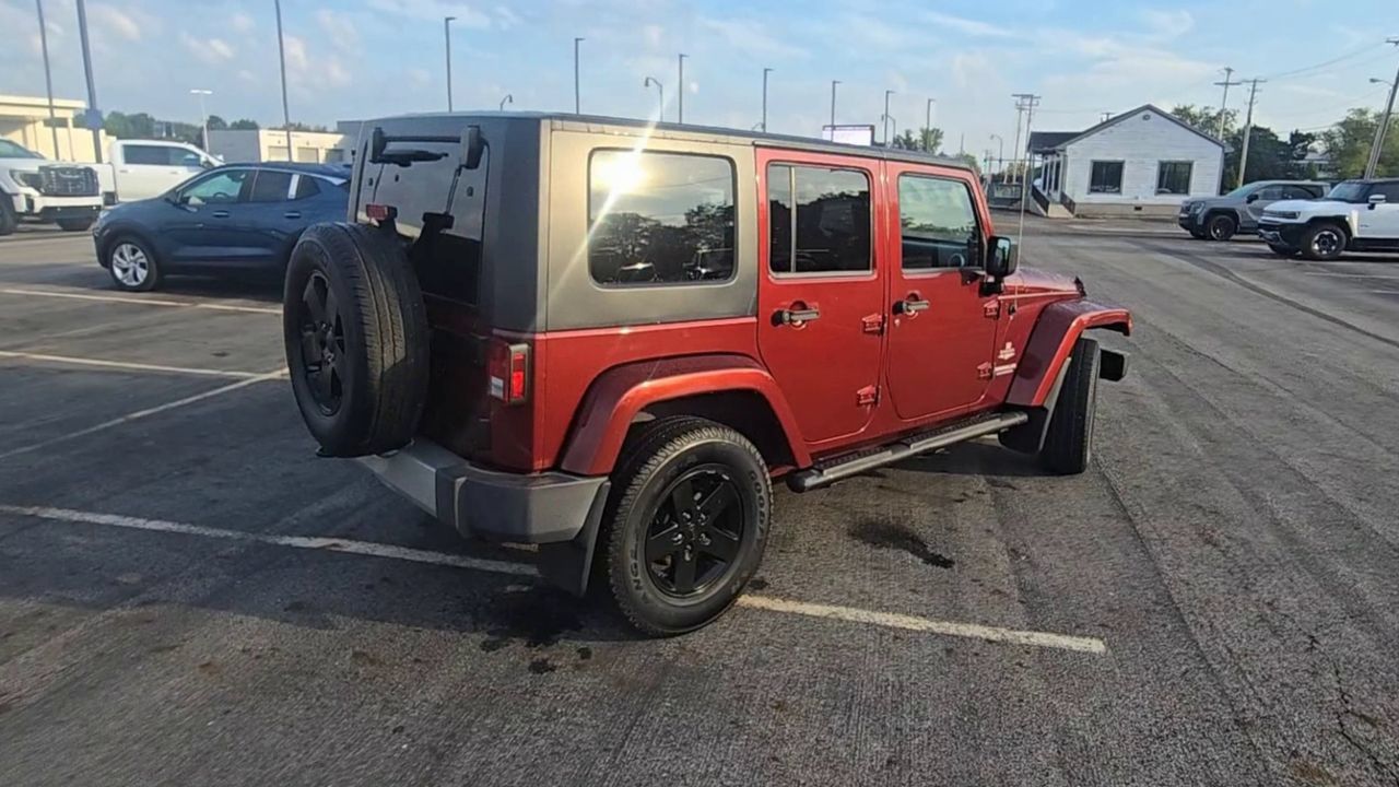 Used 2010 Jeep Wrangler Unlimited Sahara AWD/4WD image 9