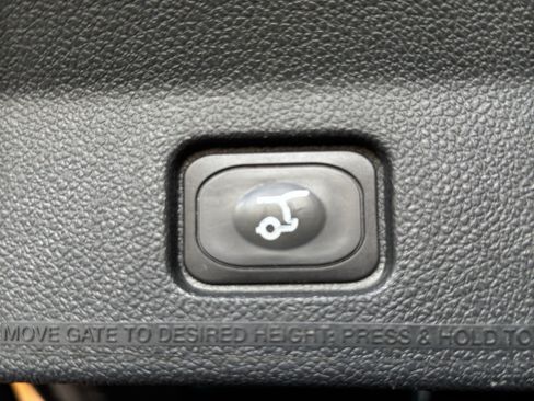 Used 2017 Ford Explorer XLT w/ Equipment Group 202A AWD/4WD image 22