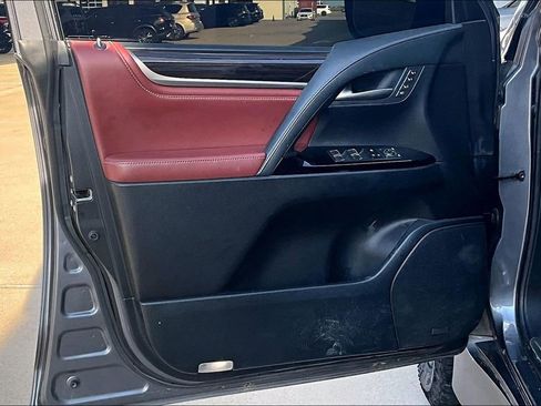 Used 2020 Lexus LX 570 4WD w/ Luxury Package image 17