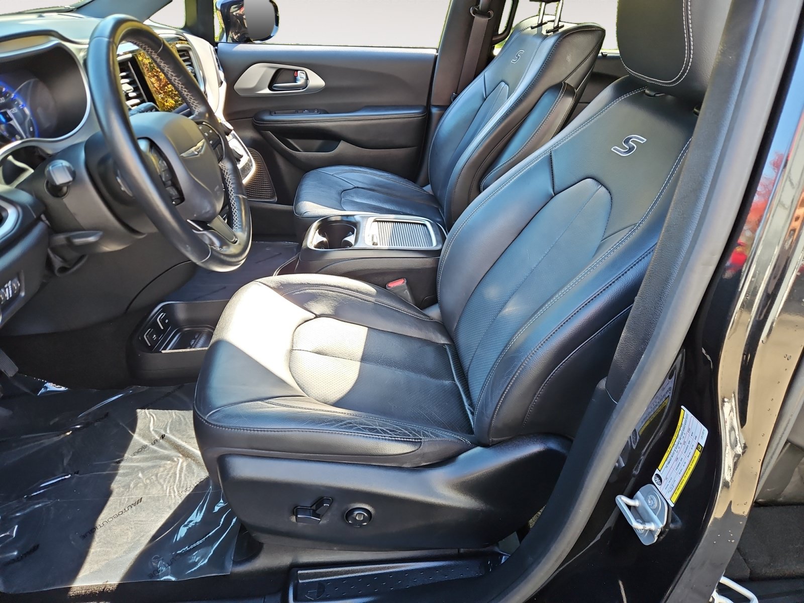 Used 2020 Chrysler Pacifica Touring-L Plus w/ S Appearance Package FWD image 9