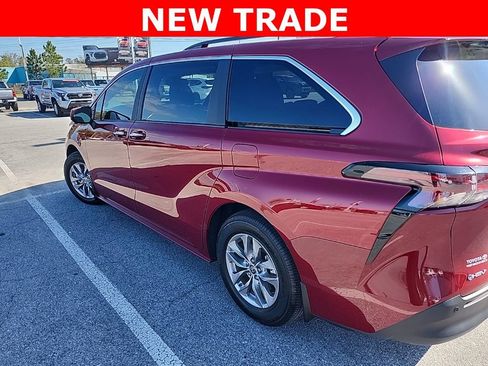 Used 2025 Toyota Sienna XLE image 5