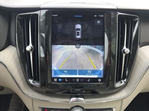 Used 2023 Volvo XC60 B5 Plus image 14