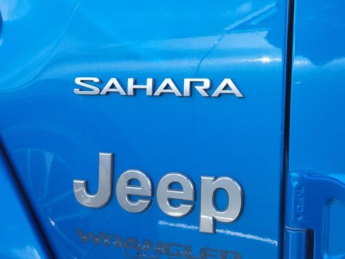 Used 2022 Jeep Wrangler Unlimited Sahara AWD/4WD image 9