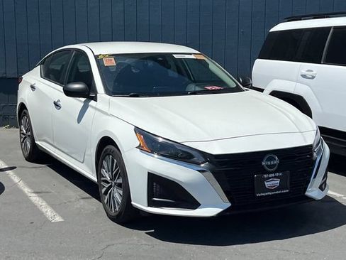 Used 2025 Nissan Altima 2.5 SV AWD/4WD image 2