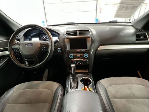Used 2017 Ford Explorer XLT w/ Equipment Group 202A AWD/4WD image 10