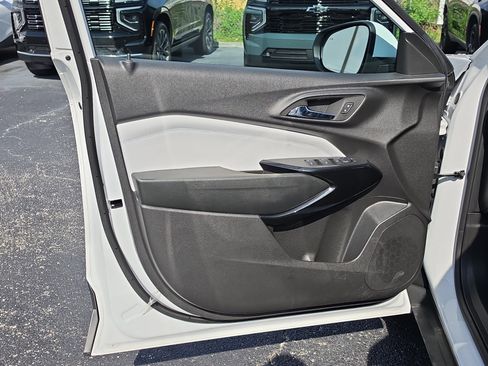 Certified 2025 Chevrolet Trax LT w/ Driver Confidence Package FWD image 15