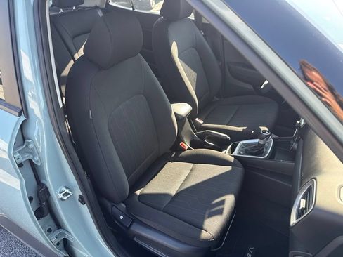 Used 2025 Hyundai Venue SE FWD image 13