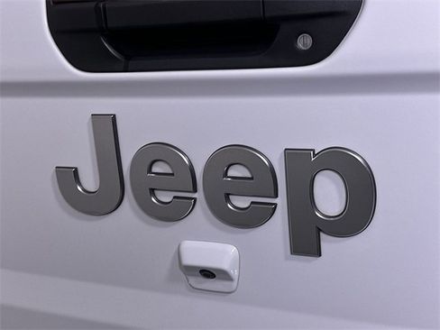 Used 2023 Jeep Gladiator Overland image 32