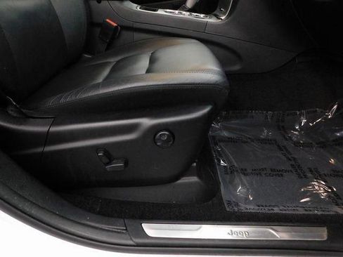 Used 2018 Jeep Grand Cherokee Limited image 37